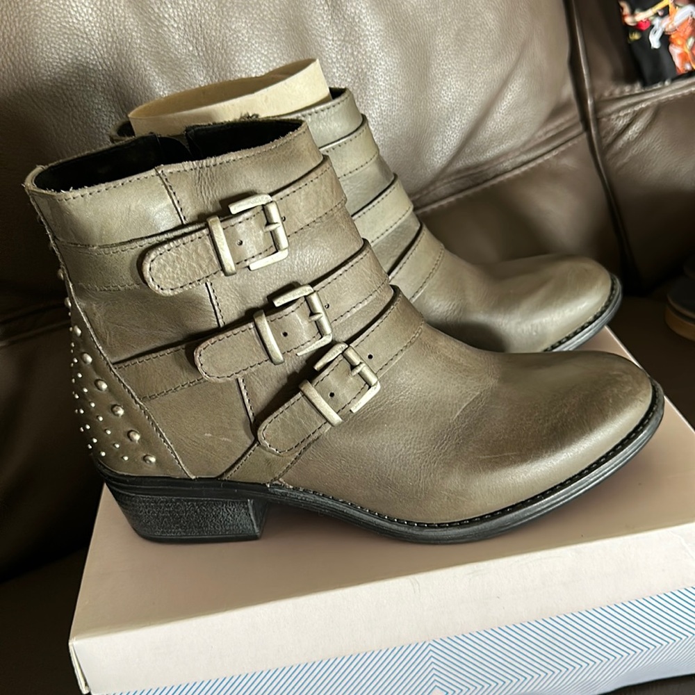 Eric Michael’s leather boots dark green sage - new size 10